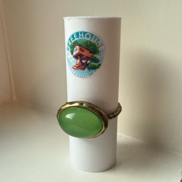 Hammered Gold Tone and Green Stone Jade Style Ring Size 7 - Picture 6 of 6